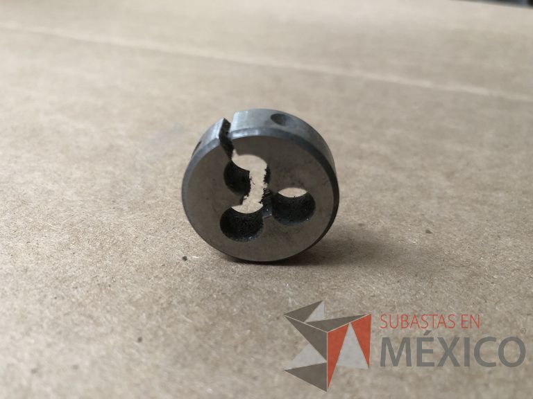 Lote 012 - 2470 Piezas de diferentes materiales (Terminal ojillos, barras de silicón, grano de esmeril, discos depredador, rollos de alambre, limas, bandas, brocas, tarrajas, vidrios, lijas, electrodos, cuchillas, entre otros) - Imagen 180