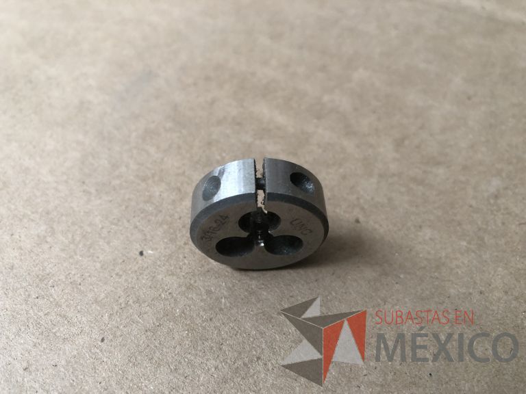 Lote 012 - 2470 Piezas de diferentes materiales (Terminal ojillos, barras de silicón, grano de esmeril, discos depredador, rollos de alambre, limas, bandas, brocas, tarrajas, vidrios, lijas, electrodos, cuchillas, entre otros) - Imagen 137