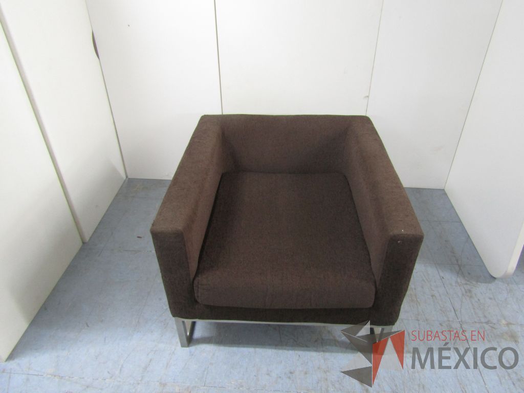 Lote 002 - Sillón de 1 plaza base metálica asiento y respaldo en tela color café