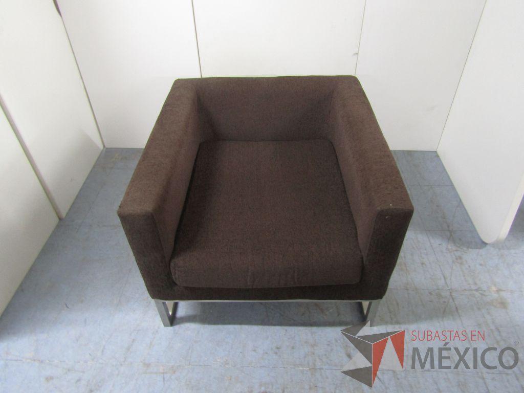 Lote 002 - Sillón de 1 plaza base metálica asiento y respaldo en tela color café - Imagen 6