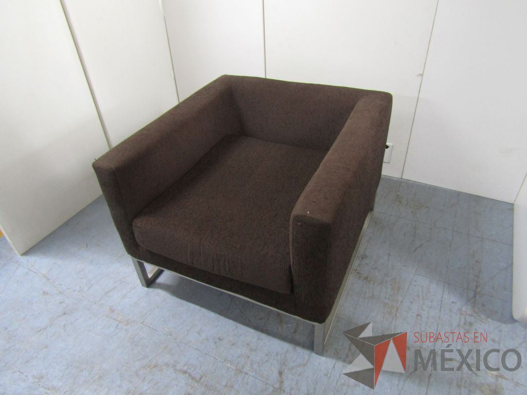 Lote 002 - Sillón de 1 plaza base metálica asiento y respaldo en tela color café - Imagen 5