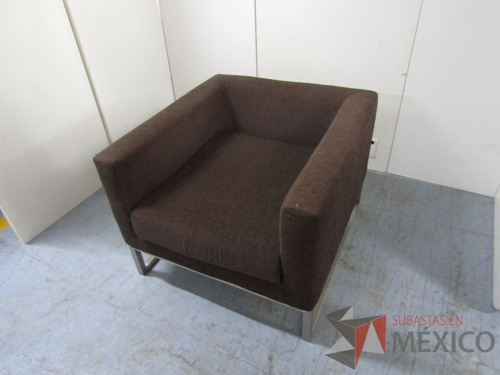 Lote 002 - Sillón de 1 plaza base metálica asiento y respaldo en tela color café - Imagen 4