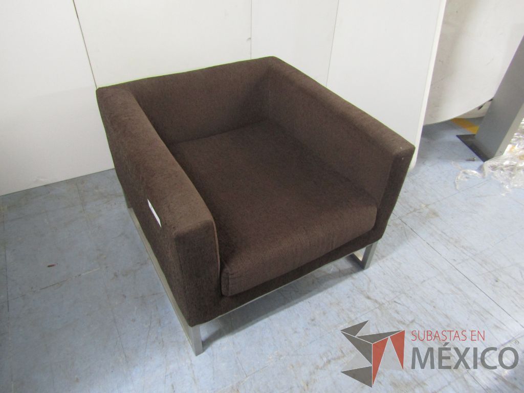 Lote 002 - Sillón de 1 plaza base metálica asiento y respaldo en tela color café - Imagen 3