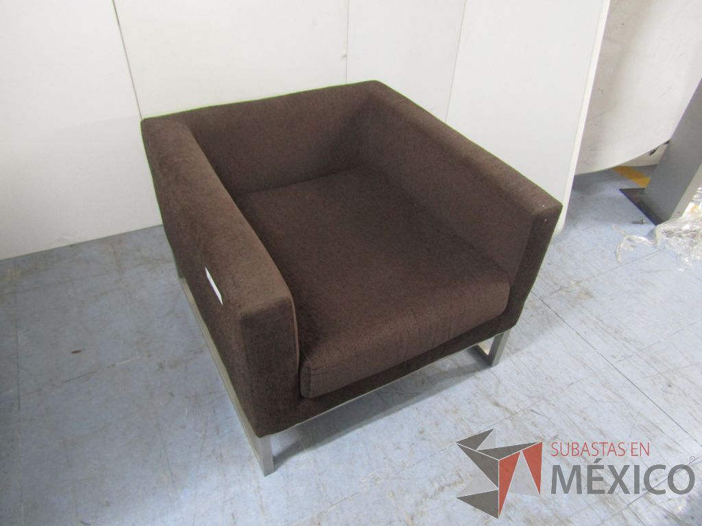 Lote 002 - Sillón de 1 plaza base metálica asiento y respaldo en tela color café - Imagen 2