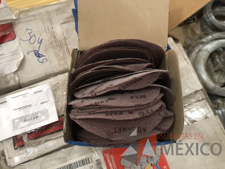 Lote 012 - 2470 Piezas de diferentes materiales (Terminal ojillos, barras de silicón, grano de esmeril, discos depredador, rollos de alambre, limas, bandas, brocas, tarrajas, vidrios, lijas, electrodos, cuchillas, entre otros) - Imagen 142