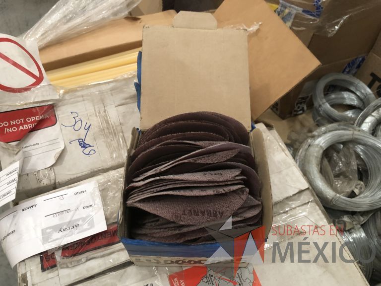 Lote 012 - 2470 Piezas de diferentes materiales (Terminal ojillos, barras de silicón, grano de esmeril, discos depredador, rollos de alambre, limas, bandas, brocas, tarrajas, vidrios, lijas, electrodos, cuchillas, entre otros) - Imagen 229