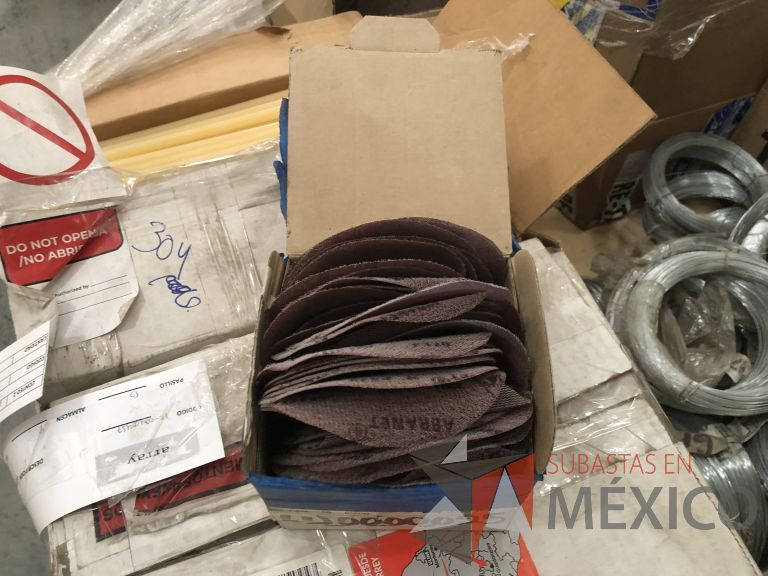 Lote 012 - 2470 Piezas de diferentes materiales (Terminal ojillos, barras de silicón, grano de esmeril, discos depredador, rollos de alambre, limas, bandas, brocas, tarrajas, vidrios, lijas, electrodos, cuchillas, entre otros) - Imagen 230