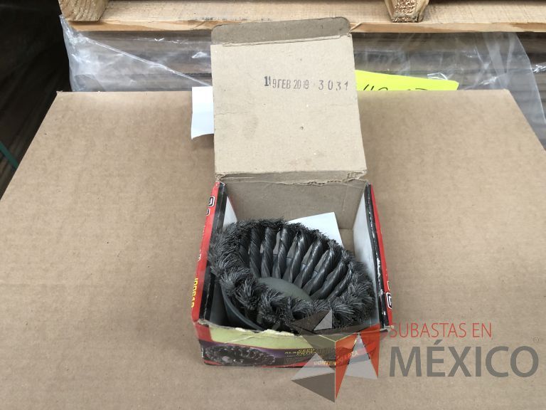 Lote 012 - 2470 Piezas de diferentes materiales (Terminal ojillos, barras de silicón, grano de esmeril, discos depredador, rollos de alambre, limas, bandas, brocas, tarrajas, vidrios, lijas, electrodos, cuchillas, entre otros) - Imagen 118