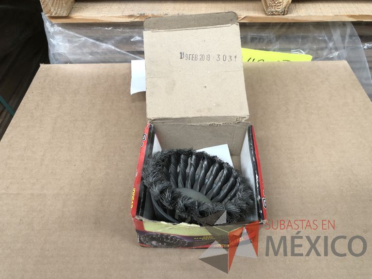 Lote 012 - 2470 Piezas de diferentes materiales (Terminal ojillos, barras de silicón, grano de esmeril, discos depredador, rollos de alambre, limas, bandas, brocas, tarrajas, vidrios, lijas, electrodos, cuchillas, entre otros) - Imagen 145