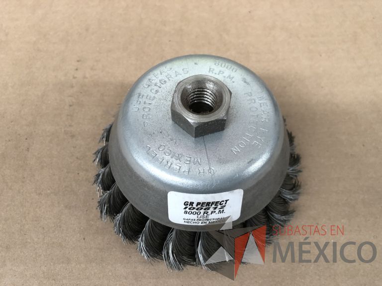 Lote 012 - 2470 Piezas de diferentes materiales (Terminal ojillos, barras de silicón, grano de esmeril, discos depredador, rollos de alambre, limas, bandas, brocas, tarrajas, vidrios, lijas, electrodos, cuchillas, entre otros) - Imagen 300