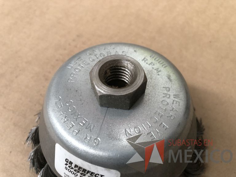Lote 012 - 2470 Piezas de diferentes materiales (Terminal ojillos, barras de silicón, grano de esmeril, discos depredador, rollos de alambre, limas, bandas, brocas, tarrajas, vidrios, lijas, electrodos, cuchillas, entre otros) - Imagen 344
