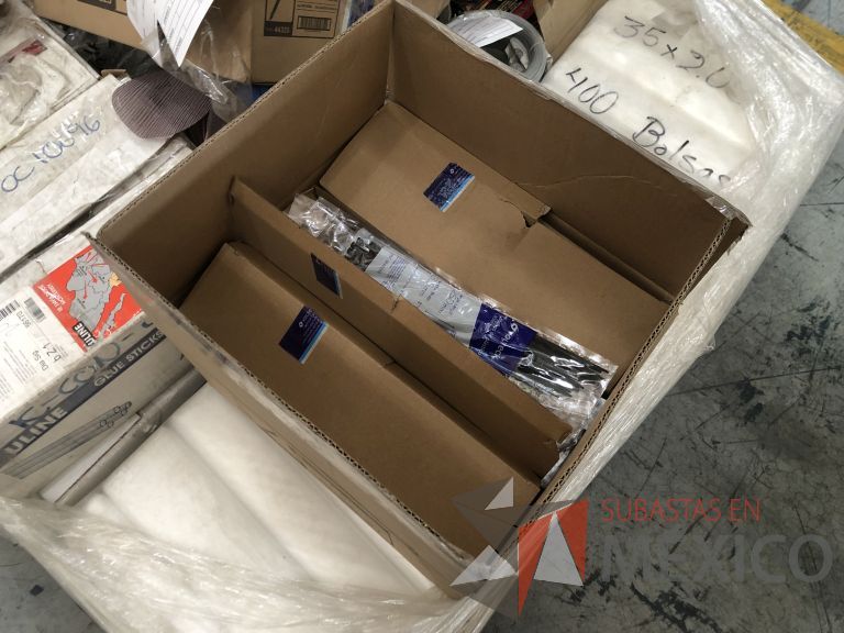 Lote 012 - 2470 Piezas de diferentes materiales (Terminal ojillos, barras de silicón, grano de esmeril, discos depredador, rollos de alambre, limas, bandas, brocas, tarrajas, vidrios, lijas, electrodos, cuchillas, entre otros) - Imagen 356