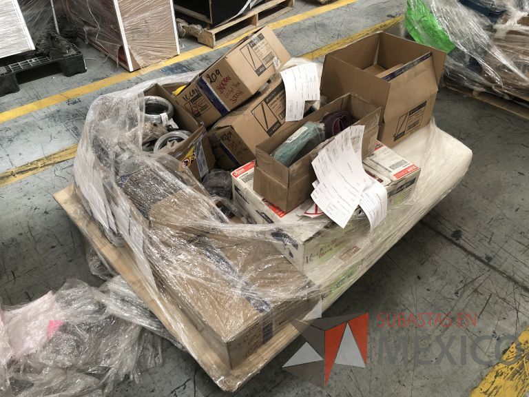 Lote 012 - 2470 Piezas de diferentes materiales (Terminal ojillos, barras de silicón, grano de esmeril, discos depredador, rollos de alambre, limas, bandas, brocas, tarrajas, vidrios, lijas, electrodos, cuchillas, entre otros) - Imagen 349