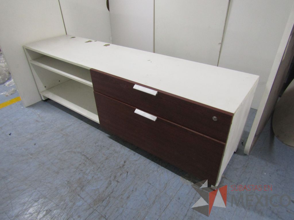 Lote 006 - Credenza de 2 cajones y 1 entre paño color blanco con vino - Imagen 4