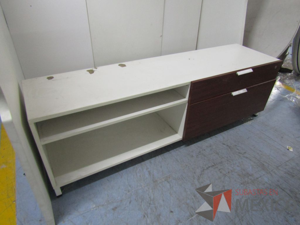 Lote 006 - Credenza de 2 cajones y 1 entre paño color blanco con vino - Imagen 3