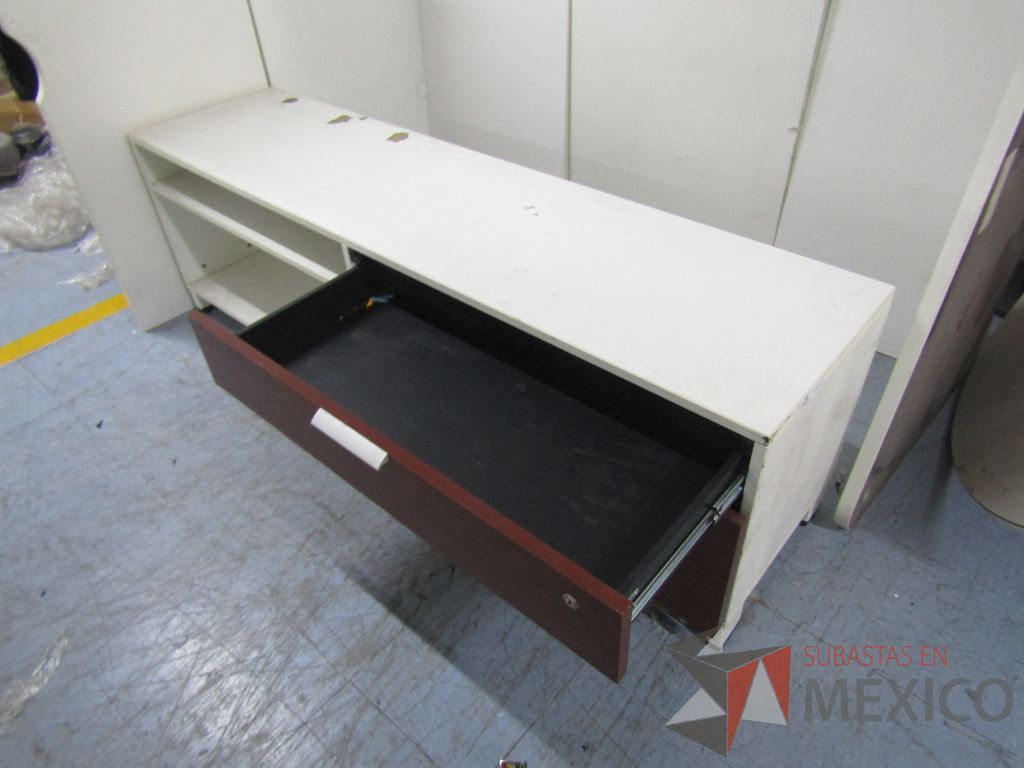 Lote 006 - Credenza de 2 cajones y 1 entre paño color blanco con vino - Imagen 2