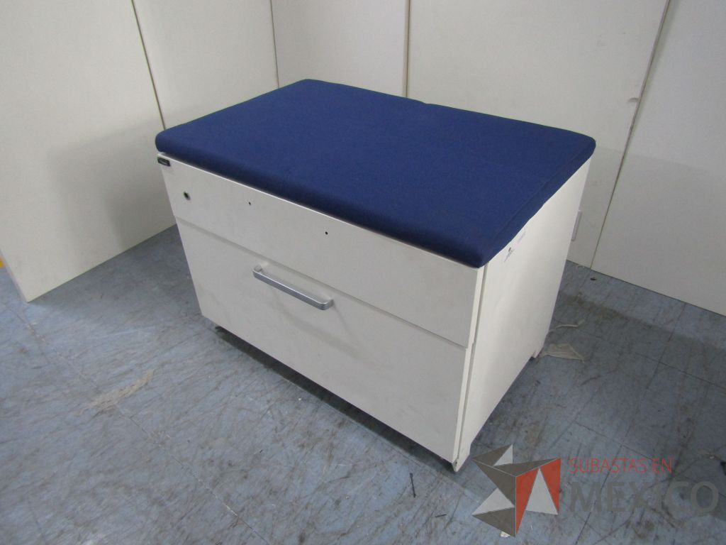 Lote 007 - Archivero horizontal de 2 cajones con cojín en tela color azul - Imagen 4