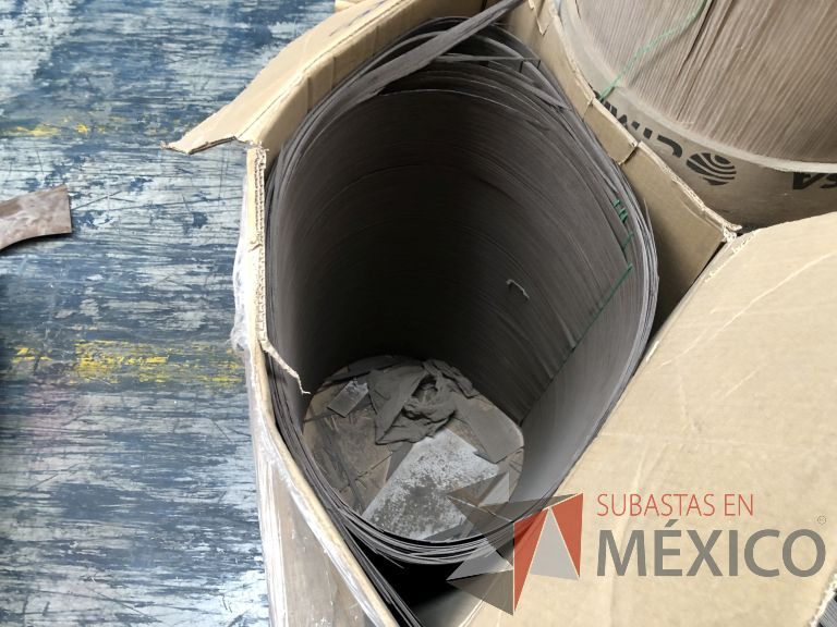 Lote 011 - 285 Piezas de diferentes materiales (Chapas de madera, Tableros perfocel, HPL y MDF fire retardant) - Imagen 15