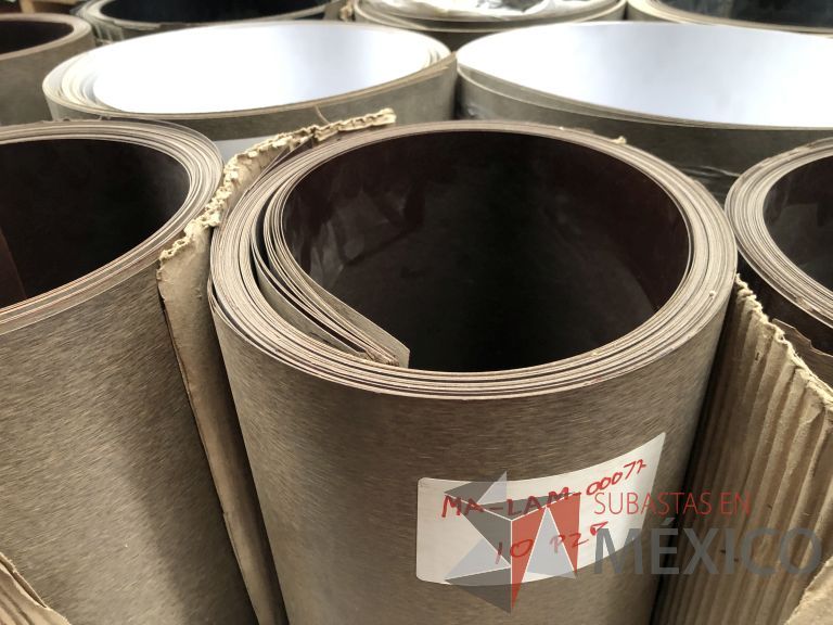 Lote 011 - 285 Piezas de diferentes materiales (Chapas de madera, Tableros perfocel, HPL y MDF fire retardant)