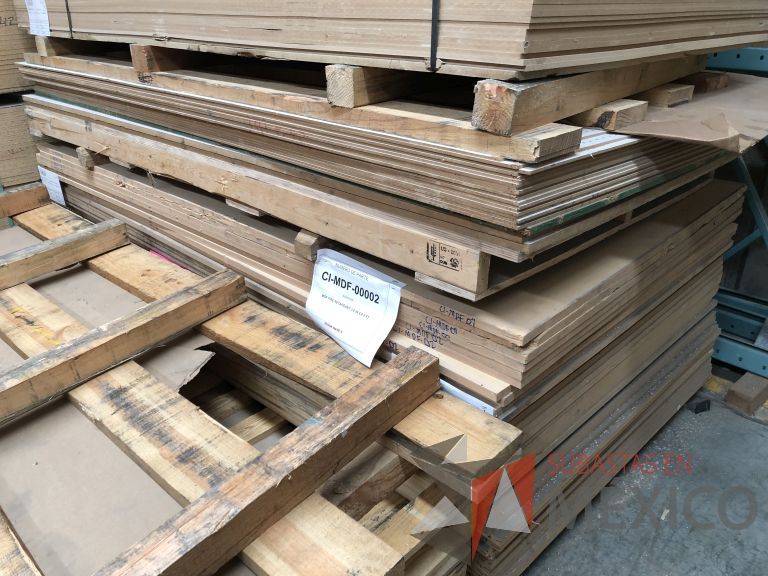 Lote 011 - 285 Piezas de diferentes materiales (Chapas de madera, Tableros perfocel, HPL y MDF fire retardant) - Imagen 67