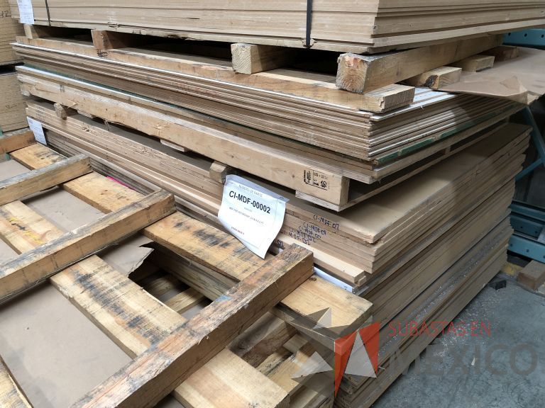 Lote 011 - 285 Piezas de diferentes materiales (Chapas de madera, Tableros perfocel, HPL y MDF fire retardant) - Imagen 65