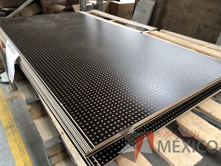Lote 011 - 285 Piezas de diferentes materiales (Chapas de madera, Tableros perfocel, HPL y MDF fire retardant) - Imagen 9
