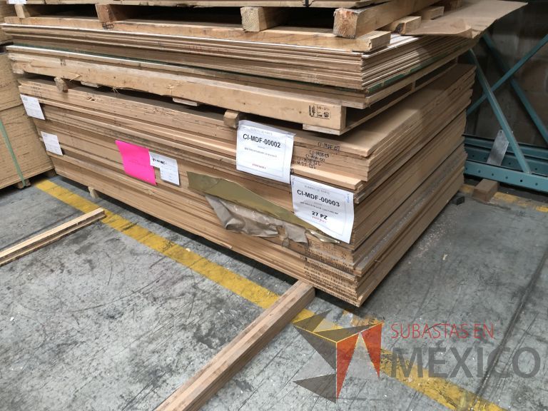 Lote 011 - 285 Piezas de diferentes materiales (Chapas de madera, Tableros perfocel, HPL y MDF fire retardant) - Imagen 36