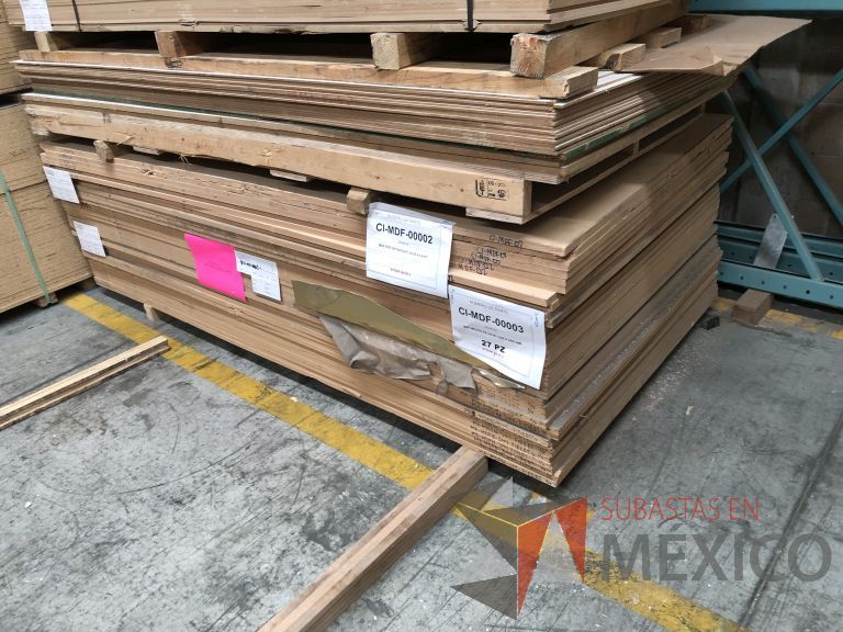 Lote 011 - 285 Piezas de diferentes materiales (Chapas de madera, Tableros perfocel, HPL y MDF fire retardant) - Imagen 37