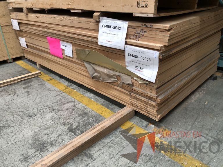Lote 011 - 285 Piezas de diferentes materiales (Chapas de madera, Tableros perfocel, HPL y MDF fire retardant) - Imagen 33