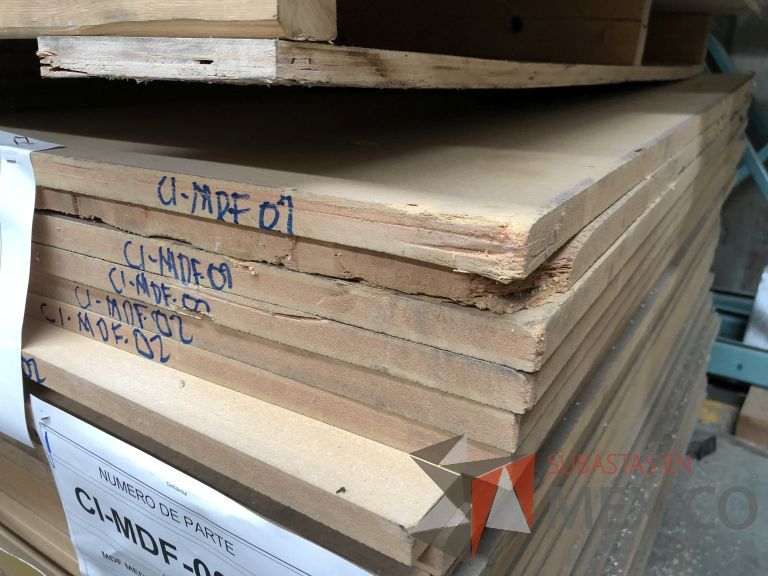 Lote 011 - 285 Piezas de diferentes materiales (Chapas de madera, Tableros perfocel, HPL y MDF fire retardant) - Imagen 35