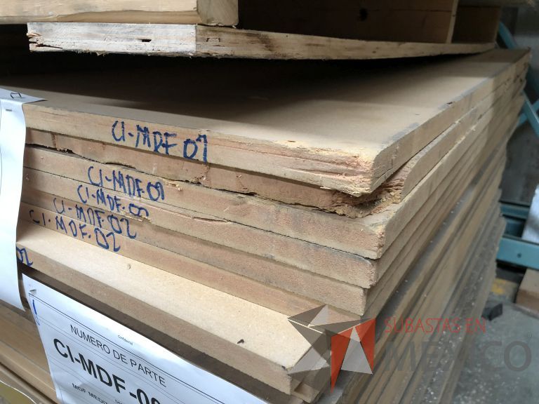 Lote 011 - 285 Piezas de diferentes materiales (Chapas de madera, Tableros perfocel, HPL y MDF fire retardant) - Imagen 34