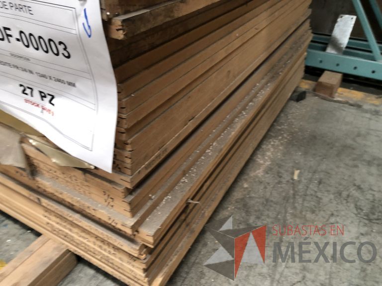Lote 011 - 285 Piezas de diferentes materiales (Chapas de madera, Tableros perfocel, HPL y MDF fire retardant) - Imagen 63
