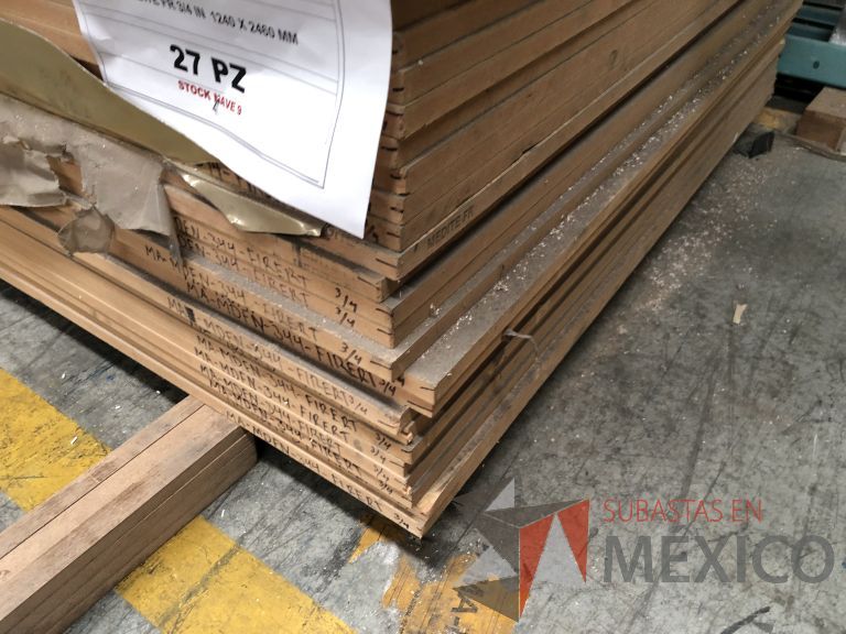 Lote 011 - 285 Piezas de diferentes materiales (Chapas de madera, Tableros perfocel, HPL y MDF fire retardant) - Imagen 41