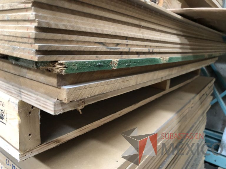 Lote 011 - 285 Piezas de diferentes materiales (Chapas de madera, Tableros perfocel, HPL y MDF fire retardant) - Imagen 50