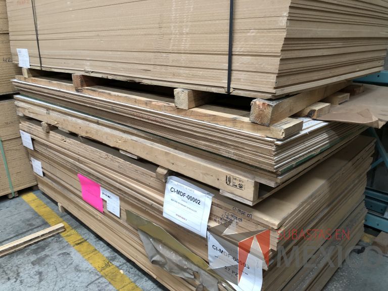 Lote 011 - 285 Piezas de diferentes materiales (Chapas de madera, Tableros perfocel, HPL y MDF fire retardant) - Imagen 39