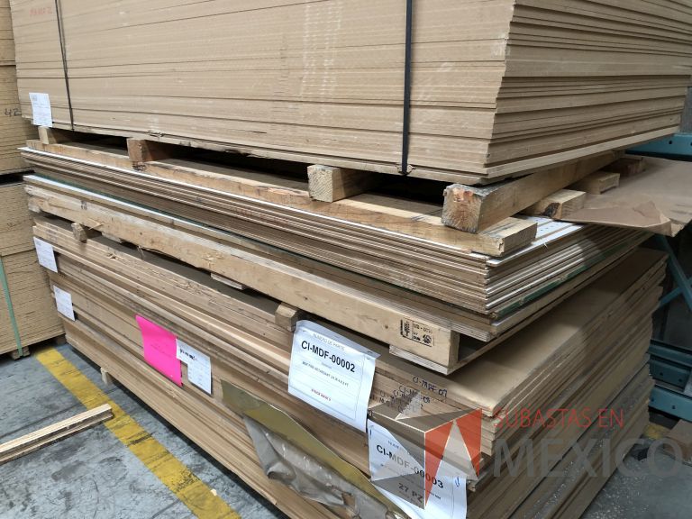 Lote 011 - 285 Piezas de diferentes materiales (Chapas de madera, Tableros perfocel, HPL y MDF fire retardant) - Imagen 47