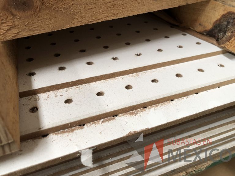 Lote 011 - 285 Piezas de diferentes materiales (Chapas de madera, Tableros perfocel, HPL y MDF fire retardant) - Imagen 38