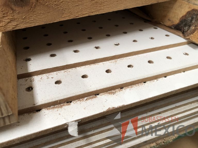 Lote 011 - 285 Piezas de diferentes materiales (Chapas de madera, Tableros perfocel, HPL y MDF fire retardant) - Imagen 40