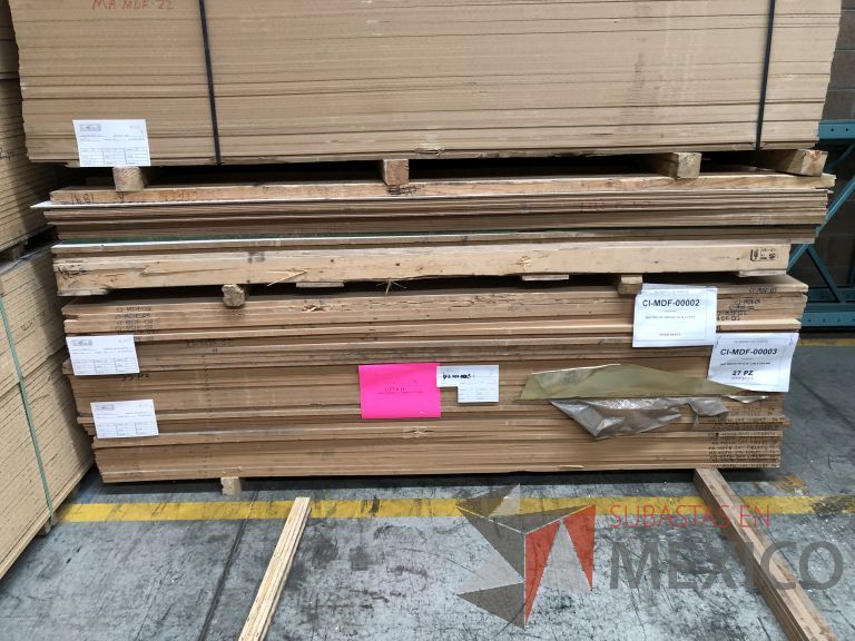 Lote 011 - 285 Piezas de diferentes materiales (Chapas de madera, Tableros perfocel, HPL y MDF fire retardant) - Imagen 51