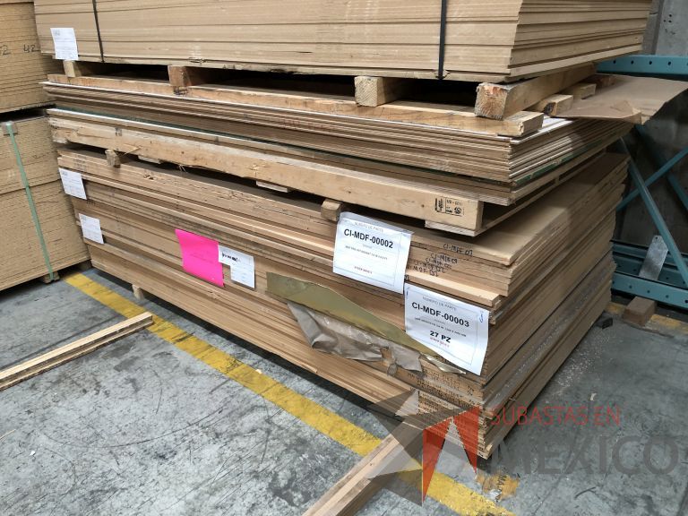 Lote 011 - 285 Piezas de diferentes materiales (Chapas de madera, Tableros perfocel, HPL y MDF fire retardant) - Imagen 48