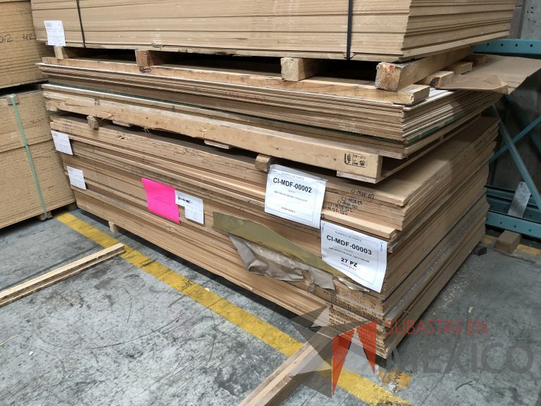Lote 011 - 285 Piezas de diferentes materiales (Chapas de madera, Tableros perfocel, HPL y MDF fire retardant) - Imagen 75