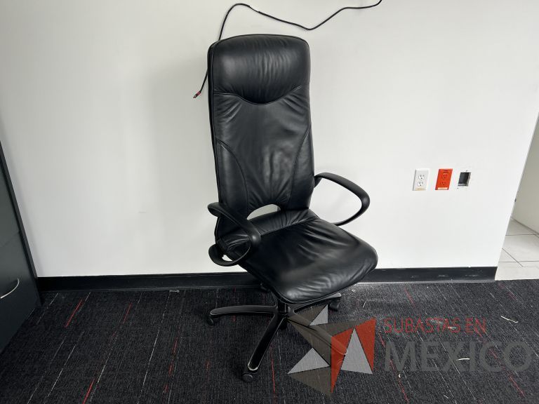 Lote 002 - Silla operativa con ruedas, descansabrazos, asiento y respaldo en piel color negro