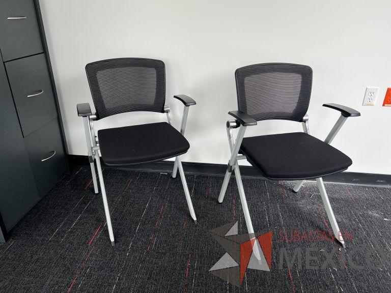 Lote 007 - 2 Sillas fijas, respaldo en malla y asiento en tela color negro - Imagen 2