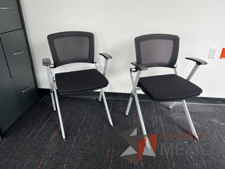 Lote 007 - 2 Sillas fijas, respaldo en malla y asiento en tela color negro - Imagen 3