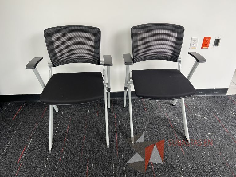 Lote 007 - 2 Sillas fijas, respaldo en malla y asiento en tela color negro