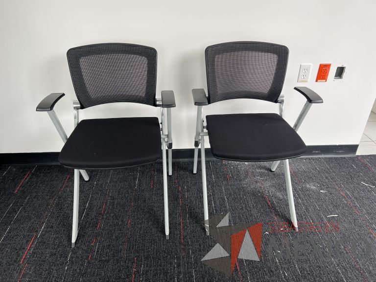 Lote 007 - 2 Sillas fijas, respaldo en malla y asiento en tela color negro - Imagen 4