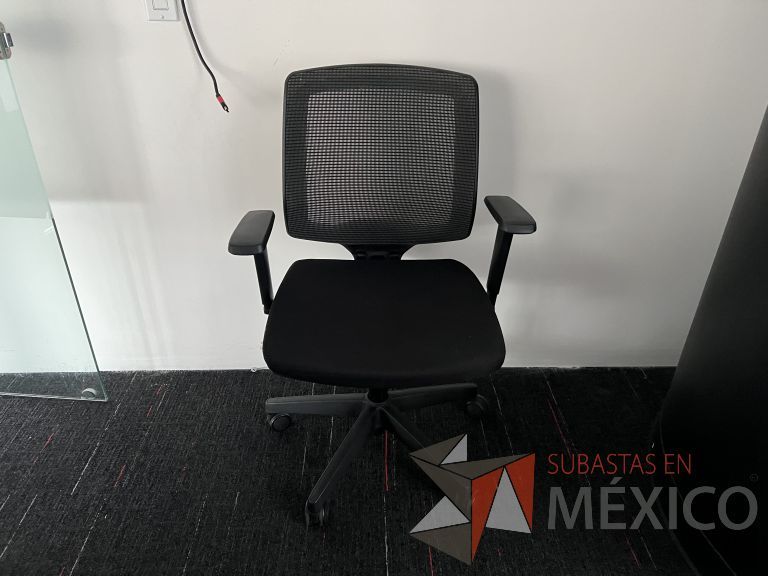 Lote 012 - Silla ejecutiva con ruedas, descansabrazos, respaldo en malla y asiento en tela color negro - Imagen 2