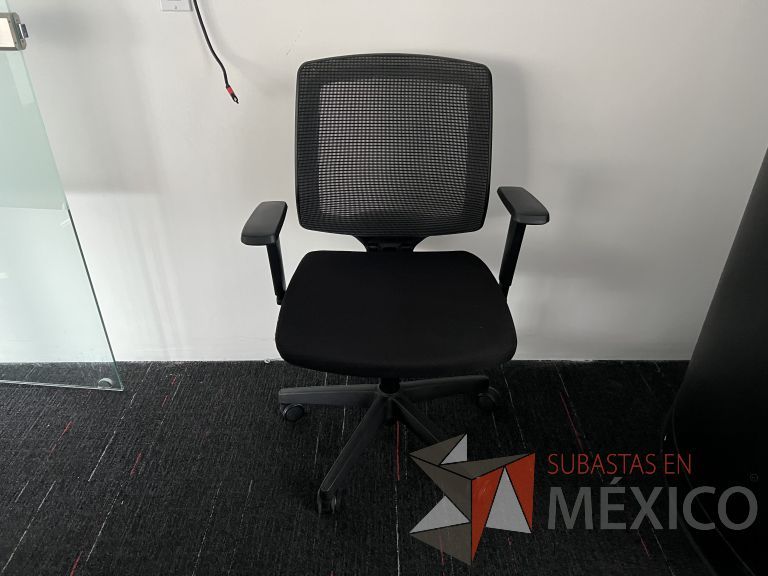 Lote 012 - Silla ejecutiva con ruedas, descansabrazos, respaldo en malla y asiento en tela color negro