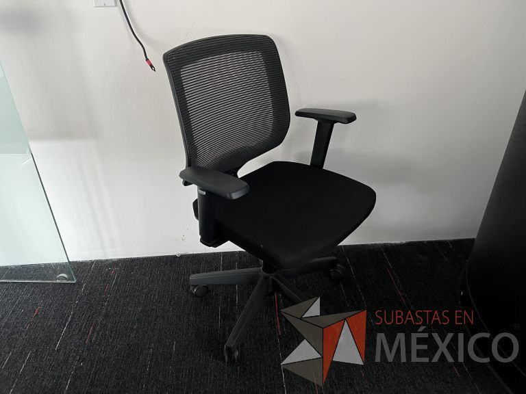 Lote 012 - Silla ejecutiva con ruedas, descansabrazos, respaldo en malla y asiento en tela color negro - Imagen 3