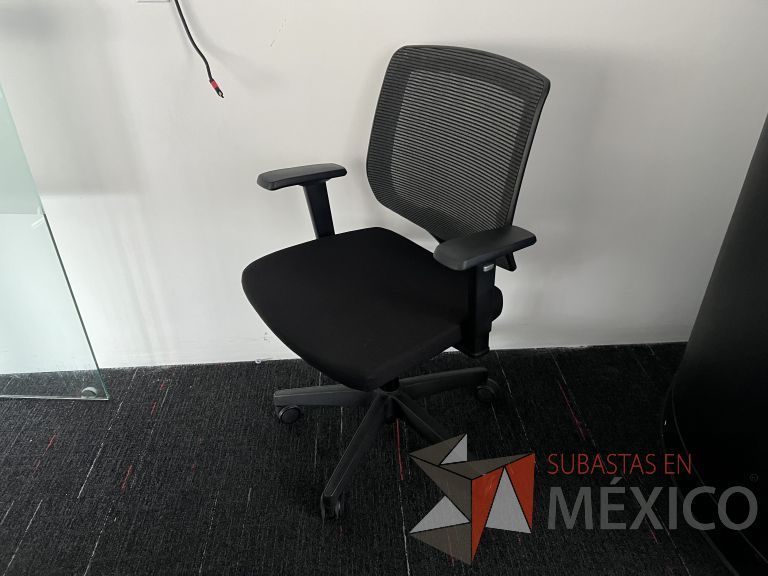 Lote 012 - Silla ejecutiva con ruedas, descansabrazos, respaldo en malla y asiento en tela color negro - Imagen 4